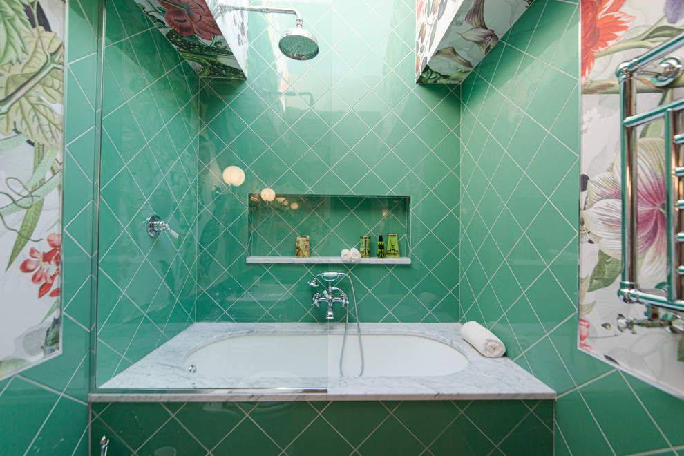 Cette image montre une salle de bain bohème de taille moyenne avec un carrelage multicolore, un mur multicolore et un plan de toilette en marbre.
