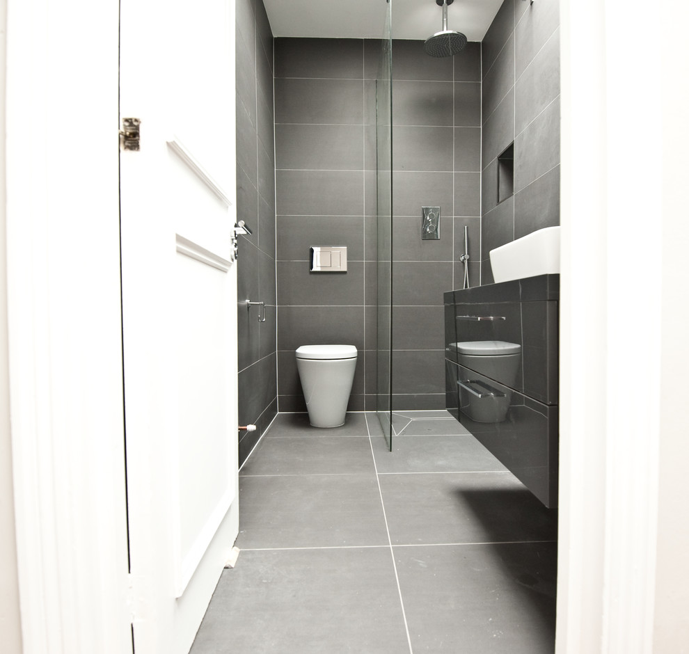 Kleines Modernes Badezimmer En Suite mit flächenbündigen Schrankfronten, grauen Schränken, offener Dusche, Toilette mit Aufsatzspülkasten, grauen Fliesen, Keramikfliesen, grauer Wandfarbe, Keramikboden und Trogwaschbecken in London