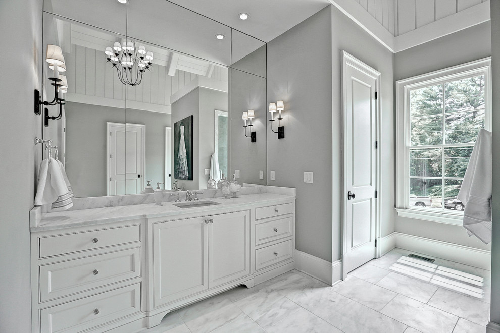 Modelo de cuarto de baño principal clásico renovado grande con puertas de armario blancas, paredes grises y lavabo bajoencimera