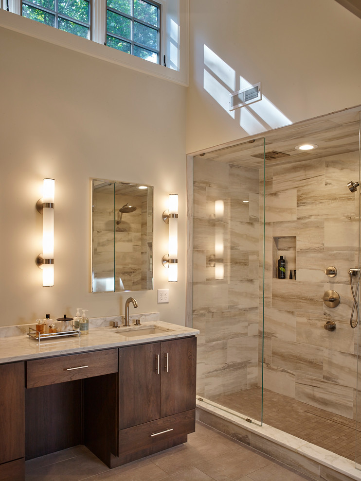 Cette image montre une salle de bain principale design en bois foncé avec un plan vasque, un placard à porte plane, un plan de toilette en marbre, une douche ouverte, un carrelage gris, un mur blanc et aucune cabine.
