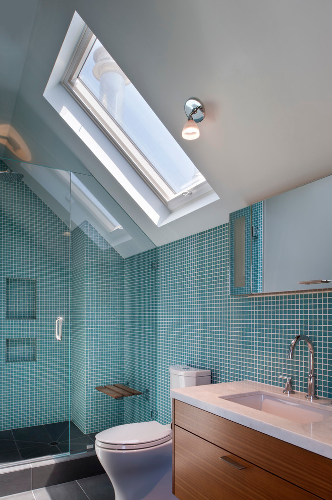 Идея дизайна: ванная комната среднего размера в современном стиле с плоскими фасадами, фасадами цвета дерева среднего тона, душем в нише, синей плиткой, плиткой мозаикой, душевой кабиной, врезной раковиной, синими стенами и полом из сланца