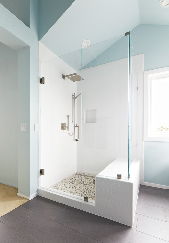 Idéer för stora funkis en-suite badrum, med ett väggmonterat handfat, släta luckor, blå skåp, bänkskiva i akrylsten, ett fristående badkar, en hörndusch, grå kakel, keramikplattor, blå väggar och klinkergolv i keramik