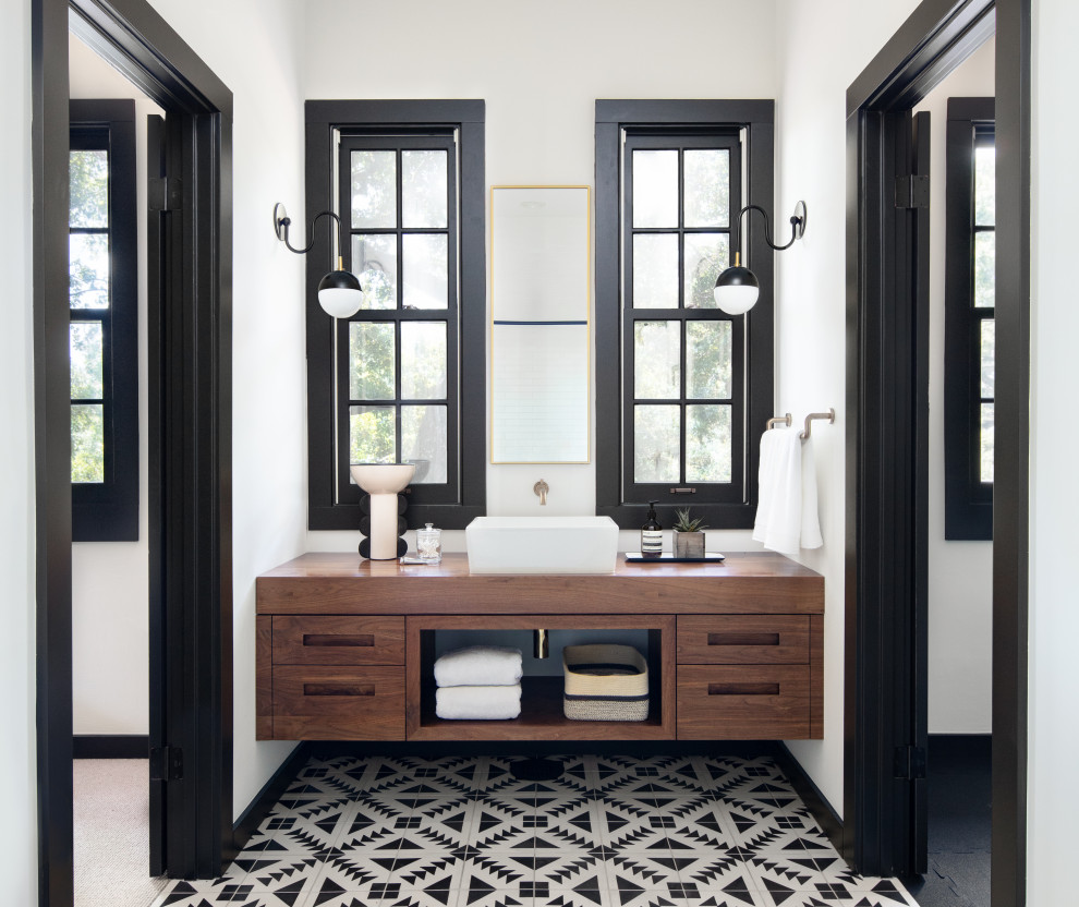 Idéer för ett stort klassiskt brun en-suite badrum, med släta luckor, skåp i mellenmörkt trä, vita väggar, klinkergolv i porslin, ett fristående handfat, träbänkskiva och flerfärgat golv