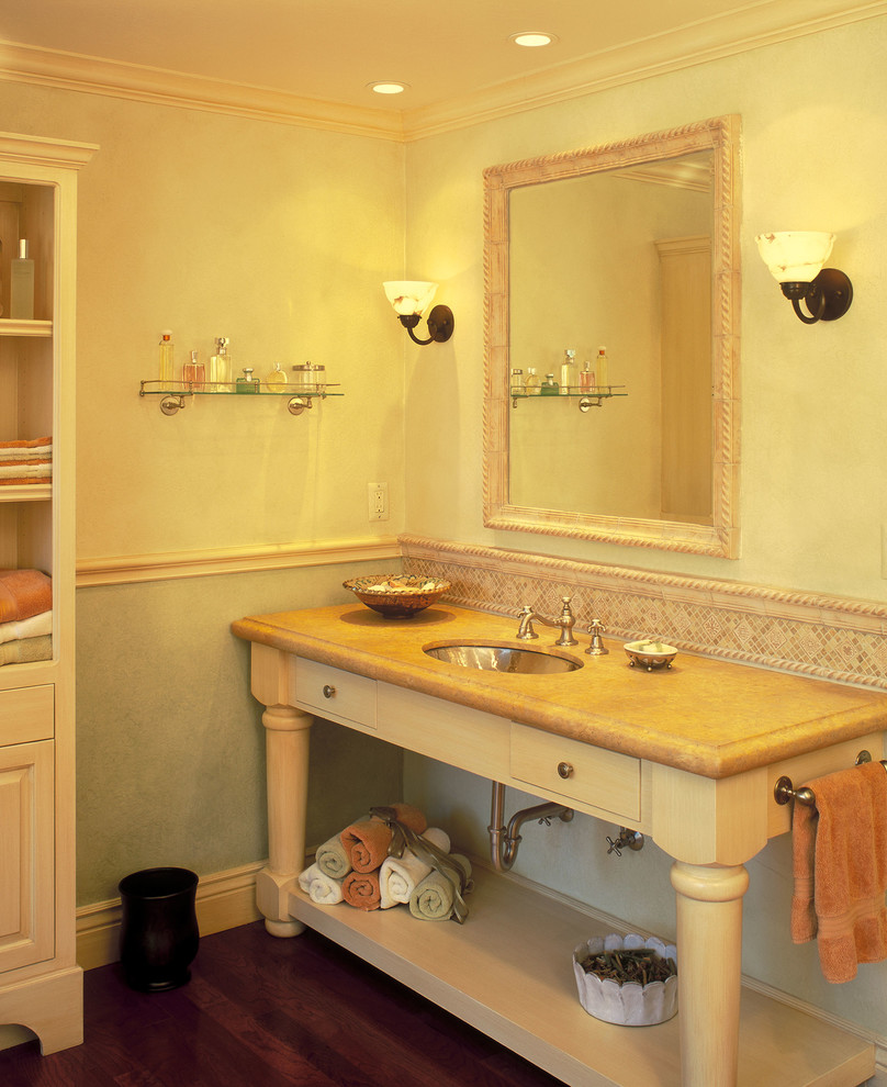 Foto di una stanza da bagno mediterranea con lavabo sottopiano, consolle stile comò, ante bianche, top in pietra calcarea, vasca freestanding, doccia doppia, piastrelle marroni e piastrelle in ceramica