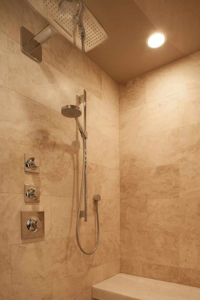 Exemple d'une salle de bain principale chic en bois foncé avec un lavabo encastré, un placard avec porte à panneau encastré, un plan de toilette en granite, une douche d'angle, WC à poser, un carrelage beige, un carrelage de pierre, un mur multicolore et un sol en travertin.