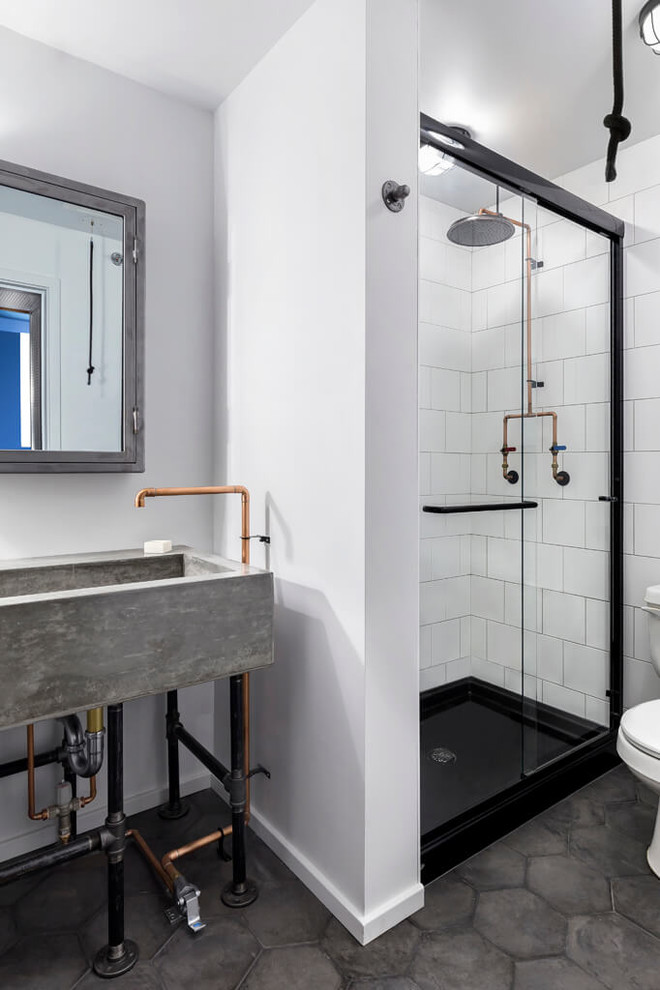 На фото: ванная комната в стиле лофт с душем в нише, белой плиткой, керамической плиткой, белыми стенами, полом из керамогранита, столешницей из бетона, серым полом и душем с раздвижными дверями
