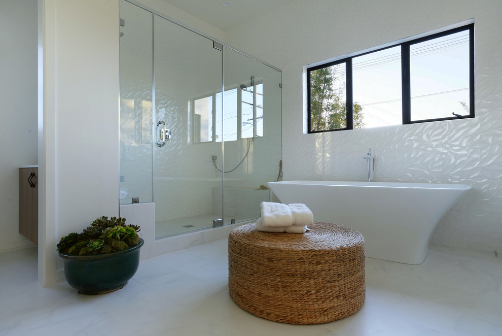 Inspiration för moderna badrum, med ett fristående badkar, en dusch i en alkov, vit kakel, keramikplattor och vita väggar