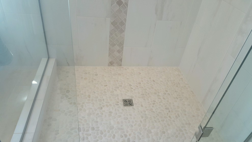 Idéer för att renovera ett mellanstort funkis badrum, med luckor med infälld panel, grå skåp, ett fristående badkar, en öppen dusch, svart och vit kakel, keramikplattor, vita väggar, klinkergolv i porslin, ett undermonterad handfat och bänkskiva i kvartsit