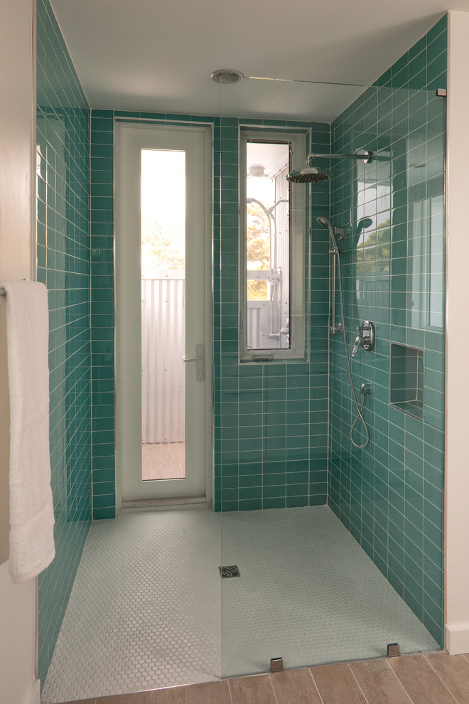 Inredning av ett modernt stort en-suite badrum, med en kantlös dusch, blå väggar, klinkergolv i keramik, brunt golv och med dusch som är öppen