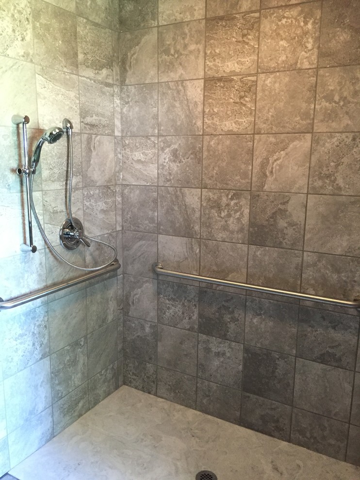 Ejemplo de cuarto de baño principal clásico grande con ducha abierta, baldosas y/o azulejos beige, baldosas y/o azulejos de cerámica y suelo de cemento