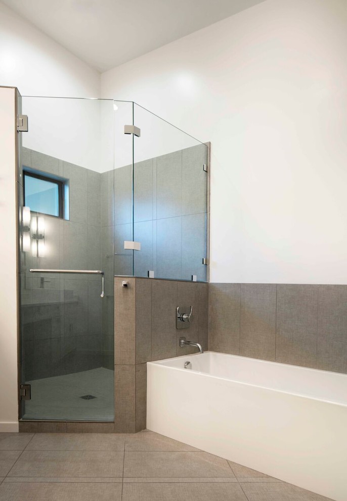 Идея дизайна: ванная комната в современном стиле с плоскими фасадами, светлыми деревянными фасадами, накладной ванной, душем в нише, белыми стенами, полом из керамической плитки и настольной раковиной