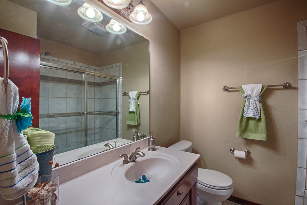 オクラホマシティにあるトラディショナルスタイルのおしゃれな浴室の写真
