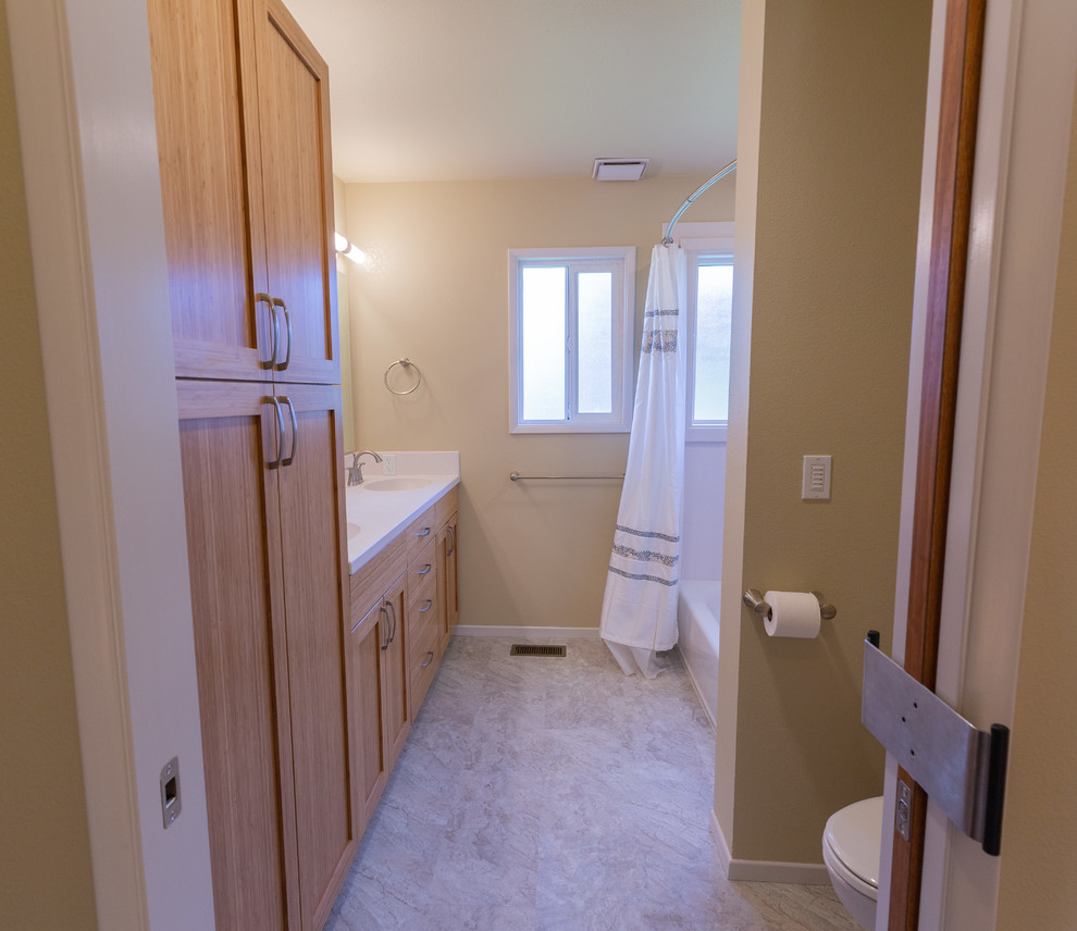 Idée de décoration pour une salle de bain design en bois brun de taille moyenne pour enfant avec un placard à porte shaker, une baignoire en alcôve, un combiné douche/baignoire, WC séparés, un mur beige, un sol en linoléum, un lavabo intégré, un plan de toilette en surface solide, un sol gris, une cabine de douche avec un rideau et un plan de toilette beige.
