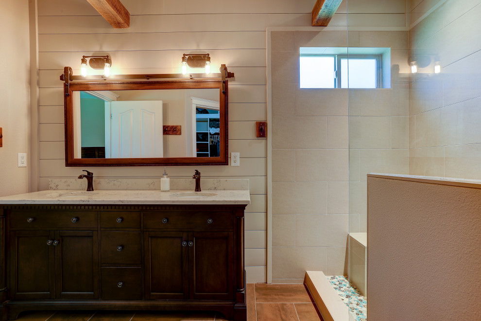 Стильный дизайн: большая главная ванная комната в стиле кантри с темными деревянными фасадами, открытым душем, унитазом-моноблоком, коричневой плиткой, коричневыми стенами, полом из керамической плитки, врезной раковиной, серым полом, открытым душем, белой столешницей, тумбой под две раковины, напольной тумбой, балками на потолке и деревянными стенами - последний тренд