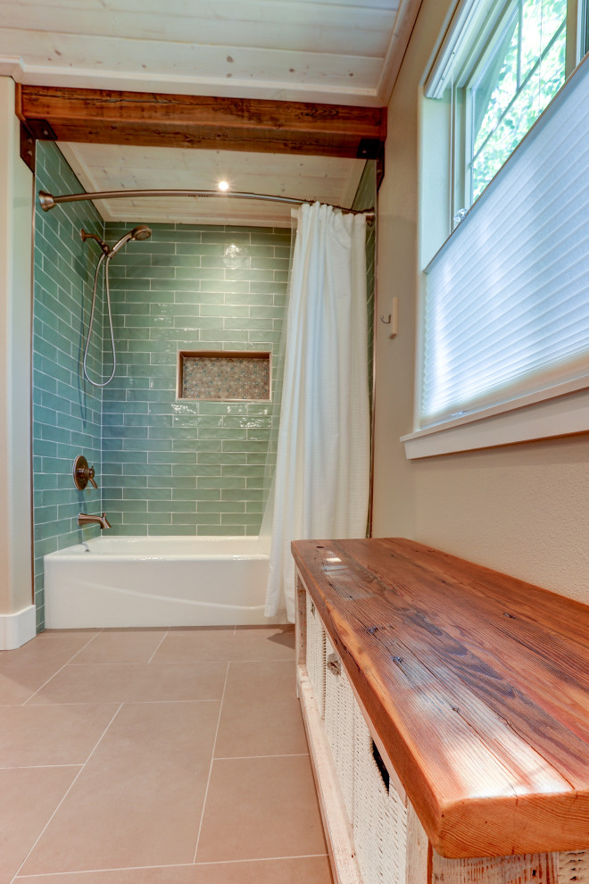 Свежая идея для дизайна: большая ванная комната в стиле кантри с ванной в нише, душем над ванной, унитазом-моноблоком, синей плиткой, керамической плиткой, бежевыми стенами, полом из керамической плитки, врезной раковиной, бежевым полом, шторкой для ванной, белой столешницей, сиденьем для душа, тумбой под две раковины, напольной тумбой, потолком из вагонки, стенами из вагонки, фасадами цвета дерева среднего тона и столешницей из гранита - отличное фото интерьера