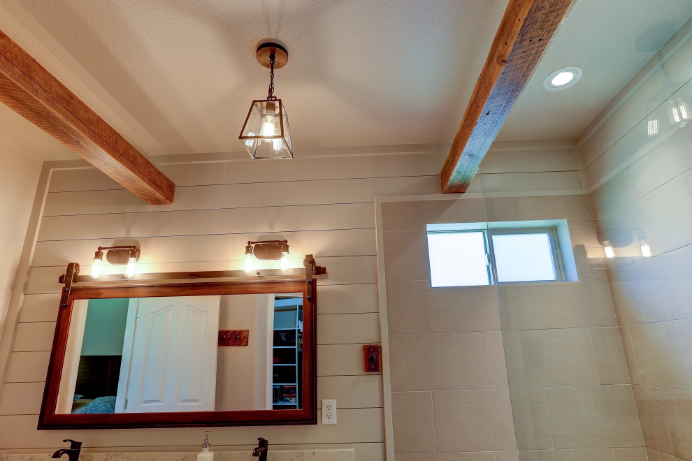 На фото: большая главная ванная комната в стиле кантри с темными деревянными фасадами, открытым душем, унитазом-моноблоком, коричневой плиткой, коричневыми стенами, полом из керамической плитки, врезной раковиной, серым полом, открытым душем, белой столешницей, тумбой под две раковины, напольной тумбой, балками на потолке и деревянными стенами с