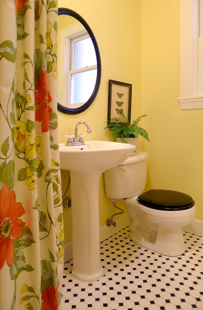 Modelo de cuarto de baño clásico con baldosas y/o azulejos blancos, paredes amarillas y suelo de baldosas de cerámica