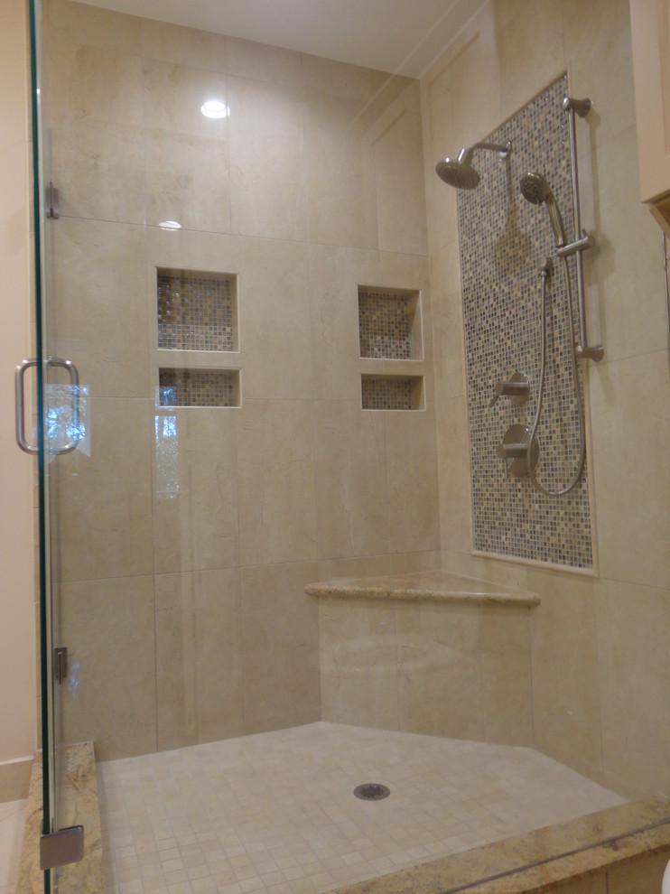 Inredning av ett modernt mellanstort en-suite badrum, med skåp i shakerstil, bruna skåp, en hörndusch, en toalettstol med separat cisternkåpa, beige kakel, mosaik, bruna väggar, travertin golv, ett undermonterad handfat och granitbänkskiva