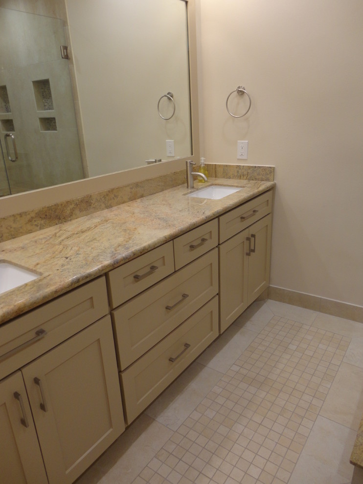 Aménagement d'une salle de bain principale contemporaine de taille moyenne avec un placard à porte shaker, des portes de placard marrons, une douche d'angle, WC séparés, un carrelage beige, mosaïque, un mur marron, un sol en travertin, un lavabo encastré et un plan de toilette en granite.