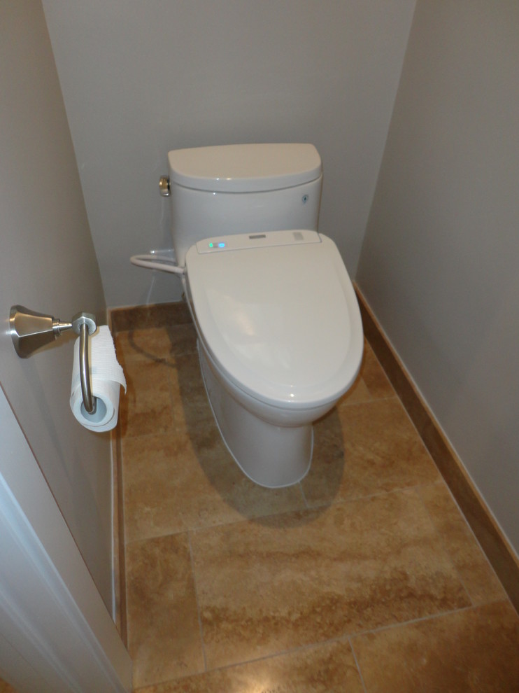 Immagine di un bagno di servizio minimal di medie dimensioni con lavabo sottopiano, ante in stile shaker, ante in legno bruno, top in granito, bidè, piastrelle marroni, pareti beige e pavimento in travertino