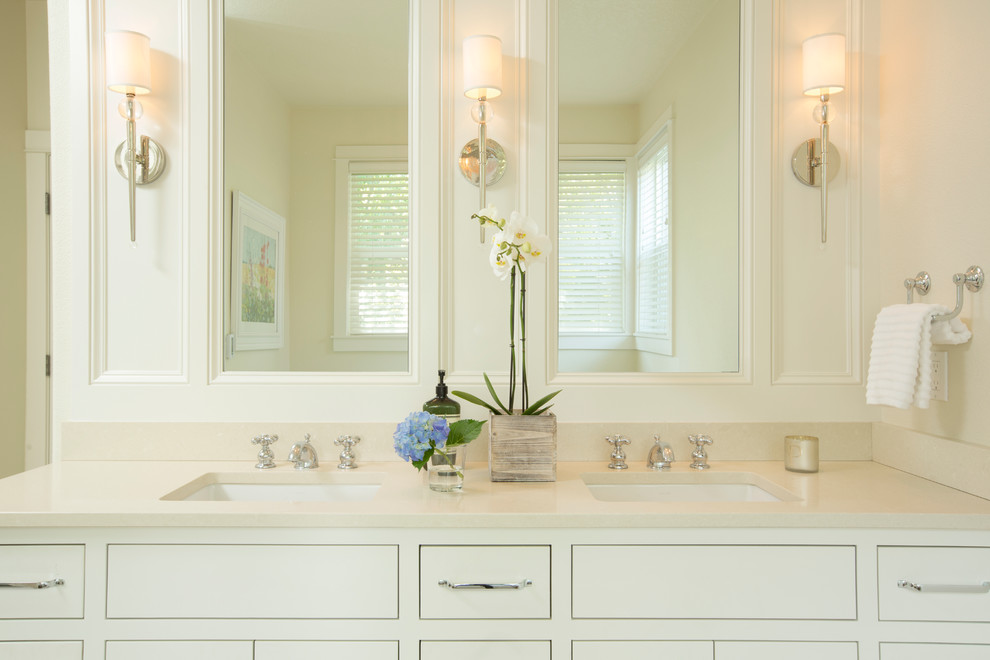 Inredning av ett klassiskt mellanstort en-suite badrum, med släta luckor, vita skåp, ett undermonterad handfat, bänkskiva i kvarts och vita väggar