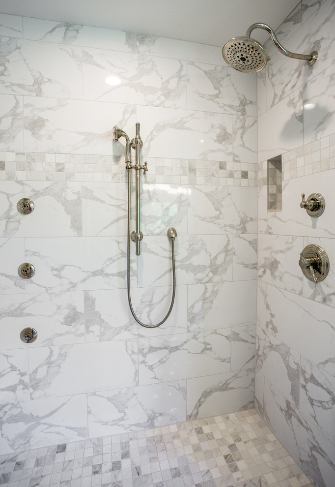 Inspiration för mycket stora klassiska grått en-suite badrum, med vita skåp, ett fristående badkar, en dubbeldusch, en toalettstol med separat cisternkåpa, grå kakel, porslinskakel, grå väggar, marmorgolv, ett undermonterad handfat, marmorbänkskiva, grått golv och dusch med gångjärnsdörr