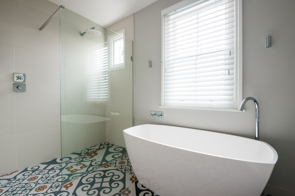 Kleines Stilmix Badezimmer En Suite mit freistehender Badewanne, offener Dusche, farbigen Fliesen, Keramikfliesen, grauer Wandfarbe, Keramikboden und Wandwaschbecken in London