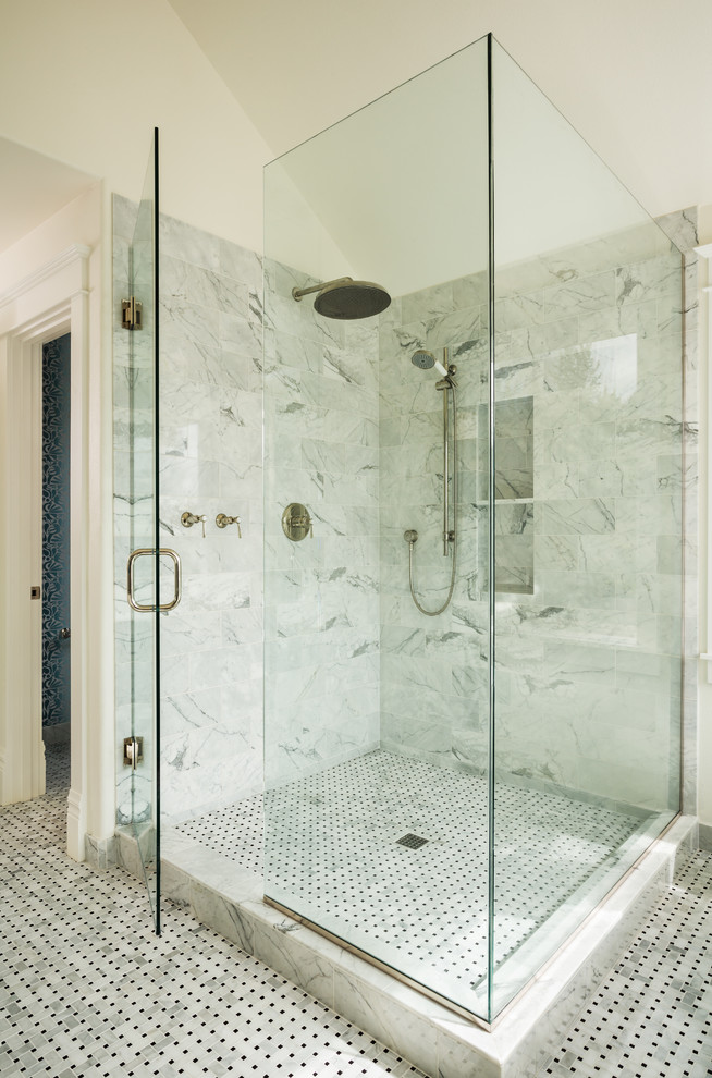 ポートランドにあるトラディショナルスタイルのおしゃれな浴室 (白いタイル、アルコーブ型シャワー) の写真