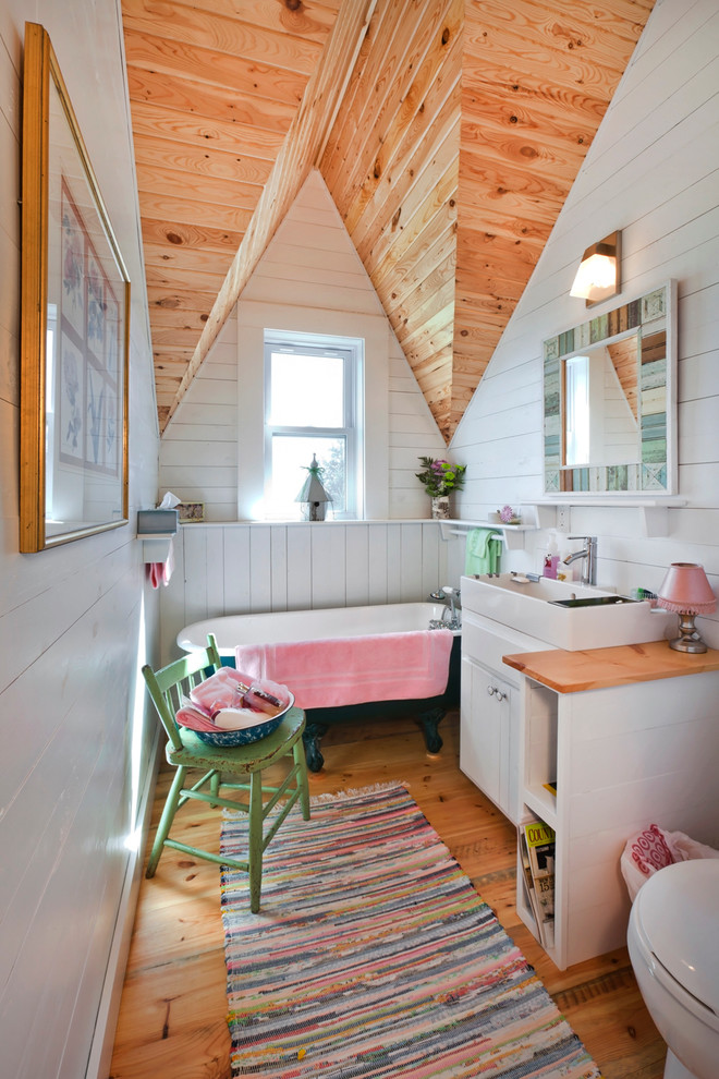На фото: ванная комната в стиле кантри с консольной раковиной, белыми фасадами, ванной на ножках, белыми стенами и паркетным полом среднего тона с