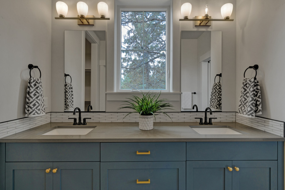 Exempel på ett mellanstort modernt grå grått en-suite badrum, med luckor med infälld panel, blå skåp, en dusch i en alkov, en toalettstol med separat cisternkåpa, vit kakel, keramikplattor, vita väggar, klinkergolv i keramik, ett undermonterad handfat, beiget golv och dusch med gångjärnsdörr