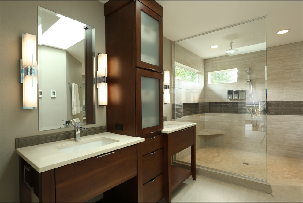 Свежая идея для дизайна: главная ванная комната среднего размера в современном стиле с плоскими фасадами, темными деревянными фасадами, душем без бортиков, раздельным унитазом, бежевой плиткой, керамогранитной плиткой, бежевыми стенами, полом из керамогранита, врезной раковиной, столешницей из кварцита, бежевым полом и душем с распашными дверями - отличное фото интерьера