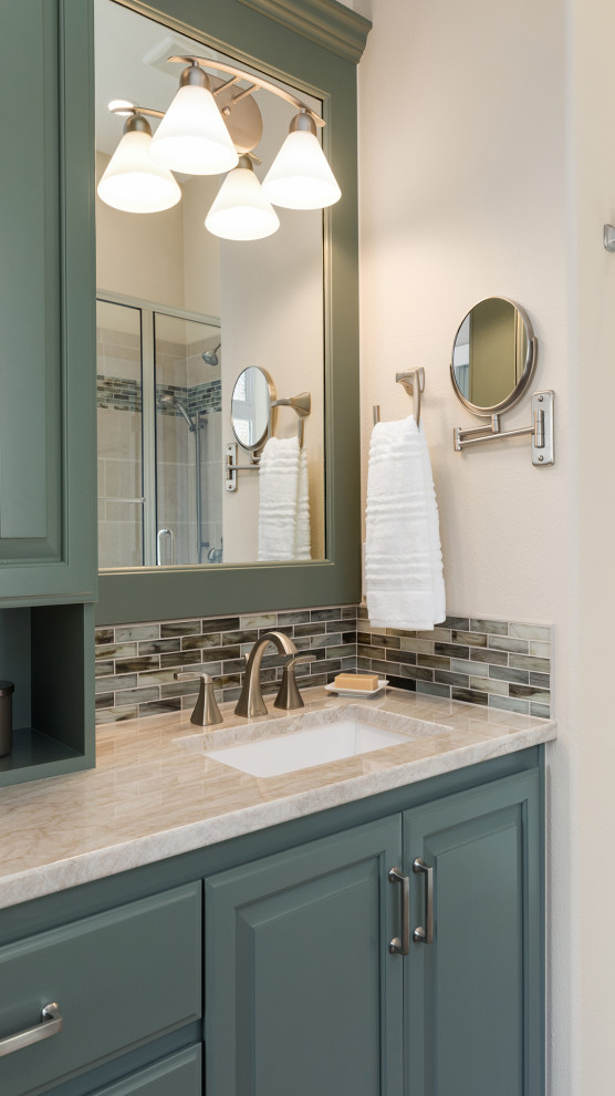 Exempel på ett mellanstort klassiskt beige beige en-suite badrum, med luckor med upphöjd panel, gröna skåp, ett platsbyggt badkar, beige kakel, beige väggar, ett undermonterad handfat, bänkskiva i kvartsit, brunt golv och dusch med gångjärnsdörr