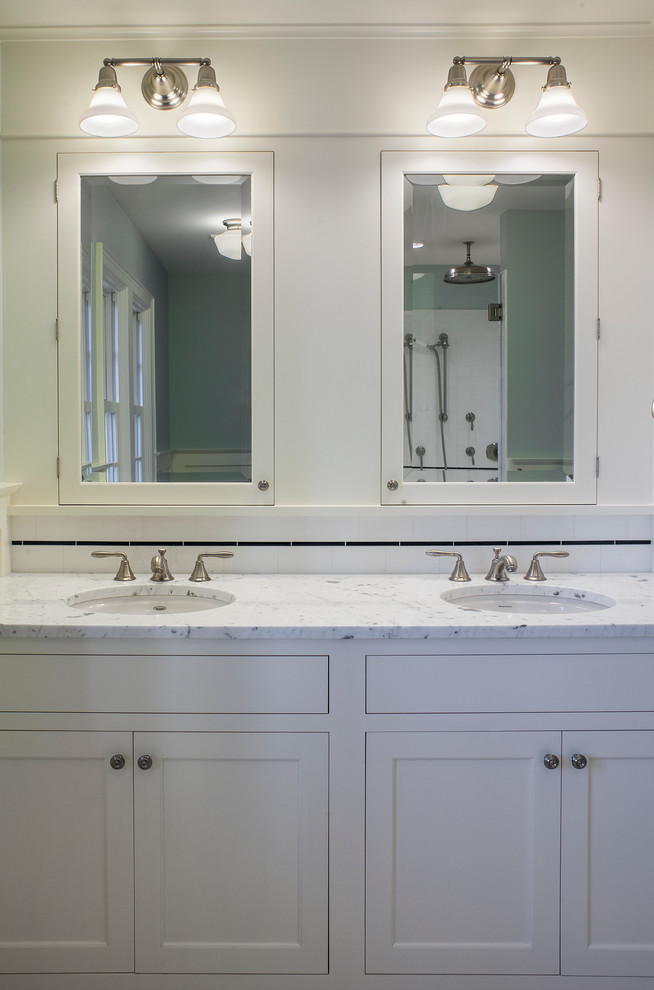 Esempio di una piccola stanza da bagno padronale american style con lavabo sottopiano, ante in stile shaker, ante bianche, top in marmo, pistrelle in bianco e nero, piastrelle diamantate, pareti verdi e pavimento con piastrelle a mosaico