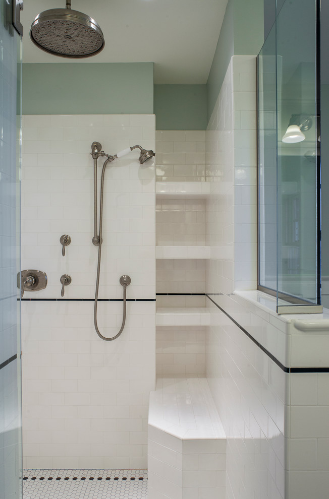 Aménagement d'une petite salle de bain principale craftsman avec une douche double, un carrelage noir et blanc, des carreaux de céramique, un mur vert et un sol en carrelage de terre cuite.