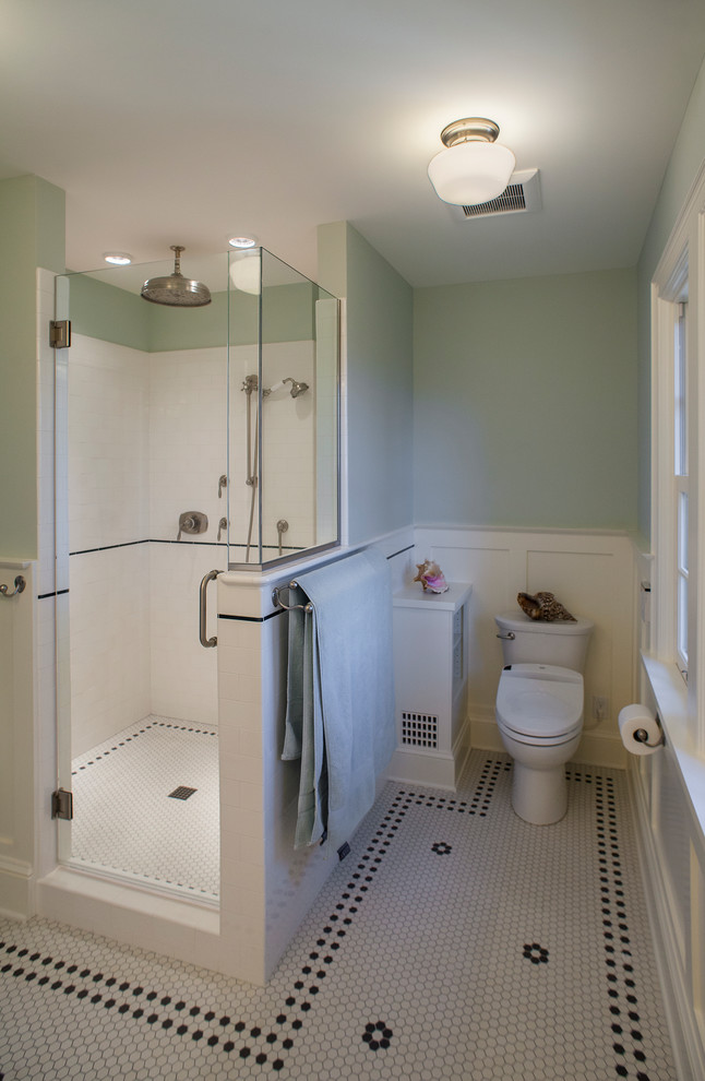Источник вдохновения для домашнего уюта: маленькая главная ванная комната в стиле кантри с двойным душем, раздельным унитазом, черно-белой плиткой, плиткой кабанчик, зелеными стенами и полом из мозаичной плитки для на участке и в саду