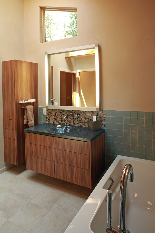 Стильный дизайн: главная ванная комната среднего размера в современном стиле с плоскими фасадами, фасадами цвета дерева среднего тона, отдельно стоящей ванной, душем в нише, раздельным унитазом, синей плиткой, стеклянной плиткой, бежевыми стенами, полом из керамогранита, монолитной раковиной, столешницей из бетона, бежевым полом и душем с распашными дверями - последний тренд