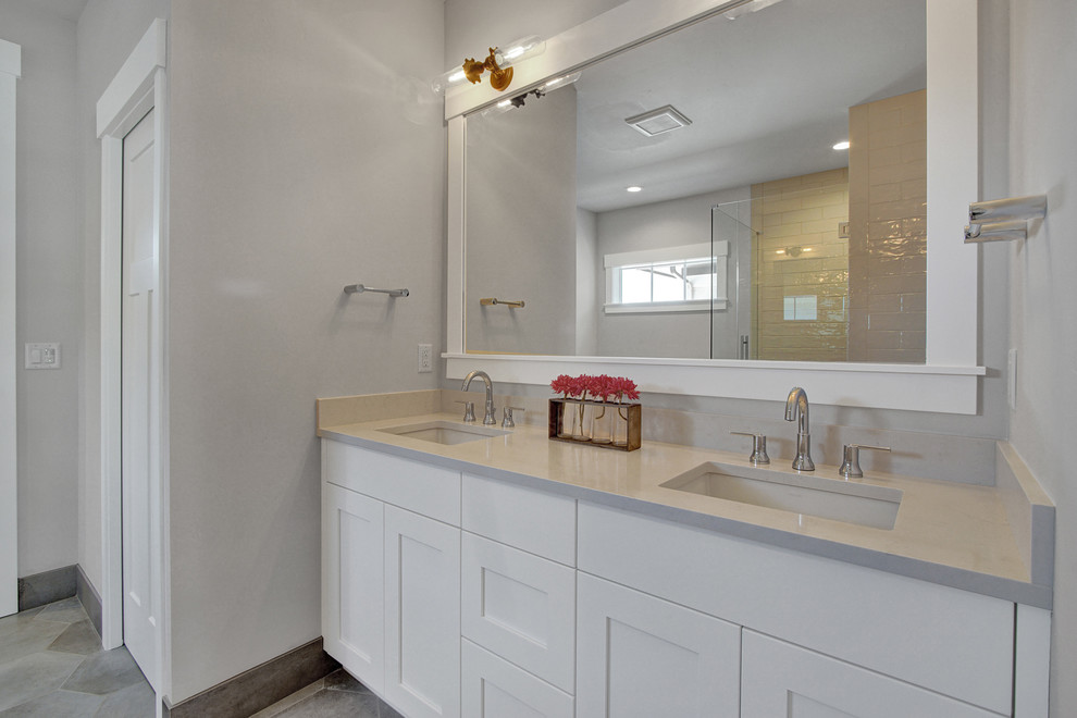 Идея дизайна: большая главная ванная комната в стиле кантри с фасадами в стиле шейкер, белыми фасадами, отдельно стоящей ванной, угловым душем, унитазом-моноблоком, серой плиткой, керамической плиткой, серыми стенами, полом из керамической плитки, накладной раковиной, столешницей из искусственного кварца, серым полом и душем с распашными дверями