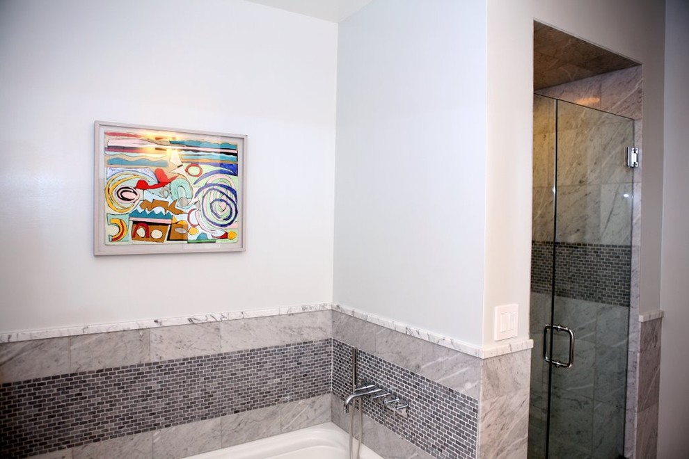 Foto di una stanza da bagno contemporanea con vasca ad alcova, doccia alcova e piastrelle grigie