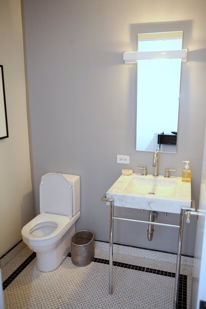 Immagine di una stanza da bagno contemporanea con lavabo a consolle