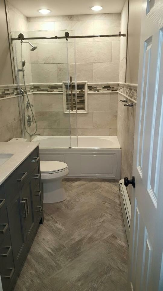 Inspiration för mellanstora moderna badrum med dusch, med ett platsbyggt badkar, en dusch/badkar-kombination, en toalettstol med hel cisternkåpa, beige väggar, ett undermonterad handfat, granitbänkskiva och dusch med skjutdörr