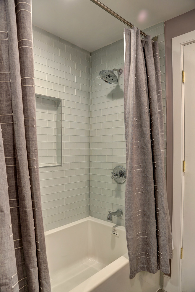 Идея дизайна: ванная комната среднего размера в стиле кантри с ванной в нише, душем над ванной, раздельным унитазом, синей плиткой, плиткой кабанчик, серыми стенами, полом из керамогранита, серым полом и шторкой для ванной