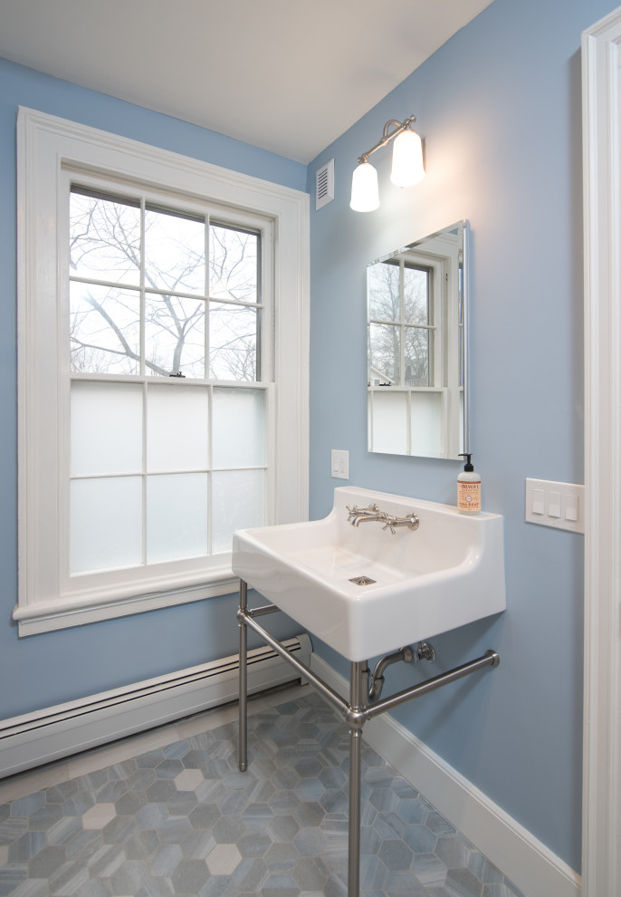 Источник вдохновения для домашнего уюта: главная ванная комната среднего размера в классическом стиле с открытыми фасадами, накладной ванной, душем над ванной, раздельным унитазом, серой плиткой, керамической плиткой, синими стенами, полом из керамической плитки, консольной раковиной, серым полом и душем с распашными дверями