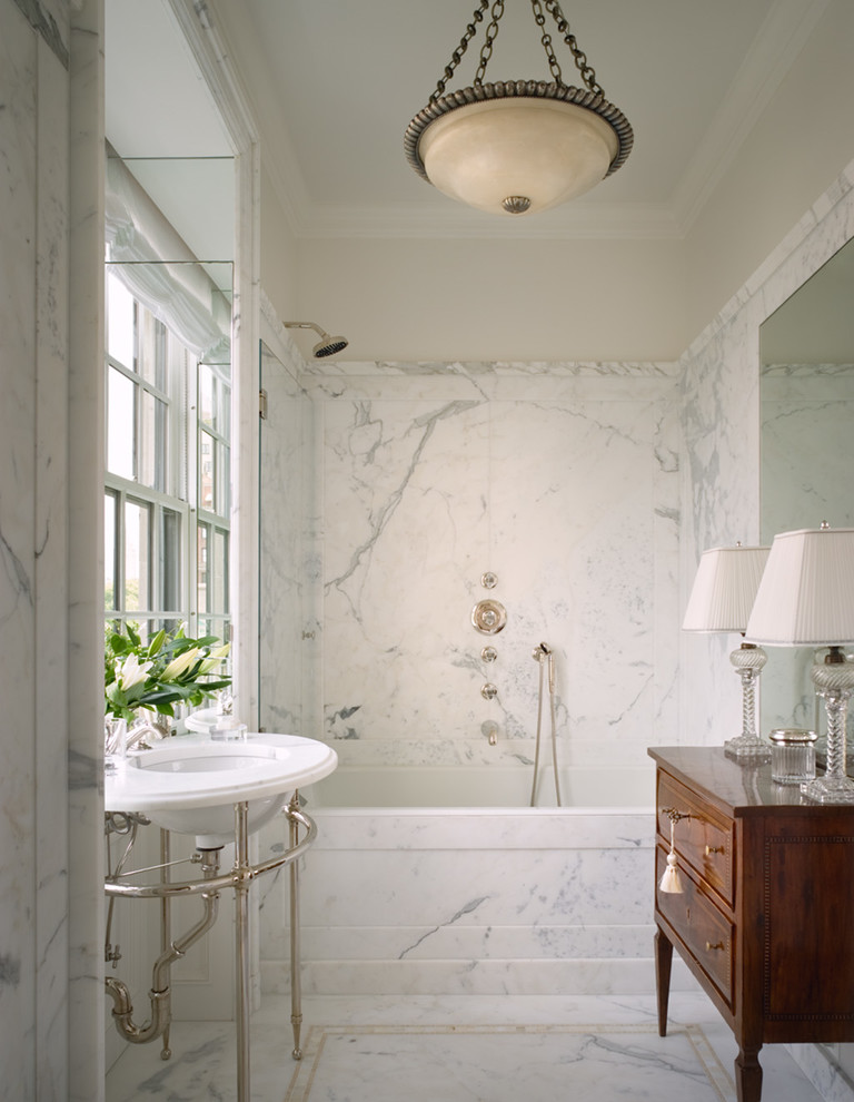 Идея дизайна: ванная комната в классическом стиле с открытым душем
