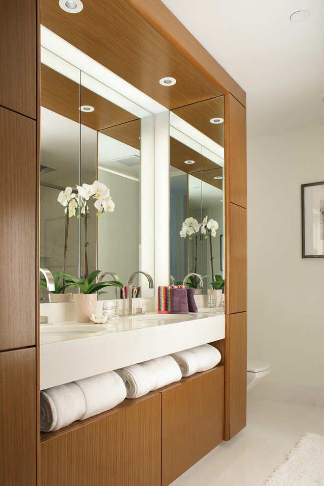 Ejemplo de cuarto de baño principal actual con armarios con paneles lisos, paredes blancas y suelo de mármol