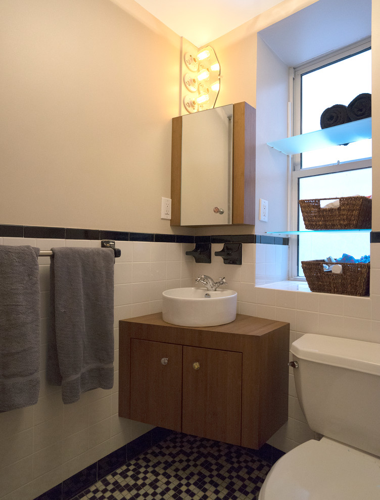 Exempel på ett litet modernt badrum, med ett fristående handfat, möbel-liknande, skåp i mellenmörkt trä, ett badkar i en alkov, en toalettstol med separat cisternkåpa, vit kakel, keramikplattor, beige väggar och mosaikgolv