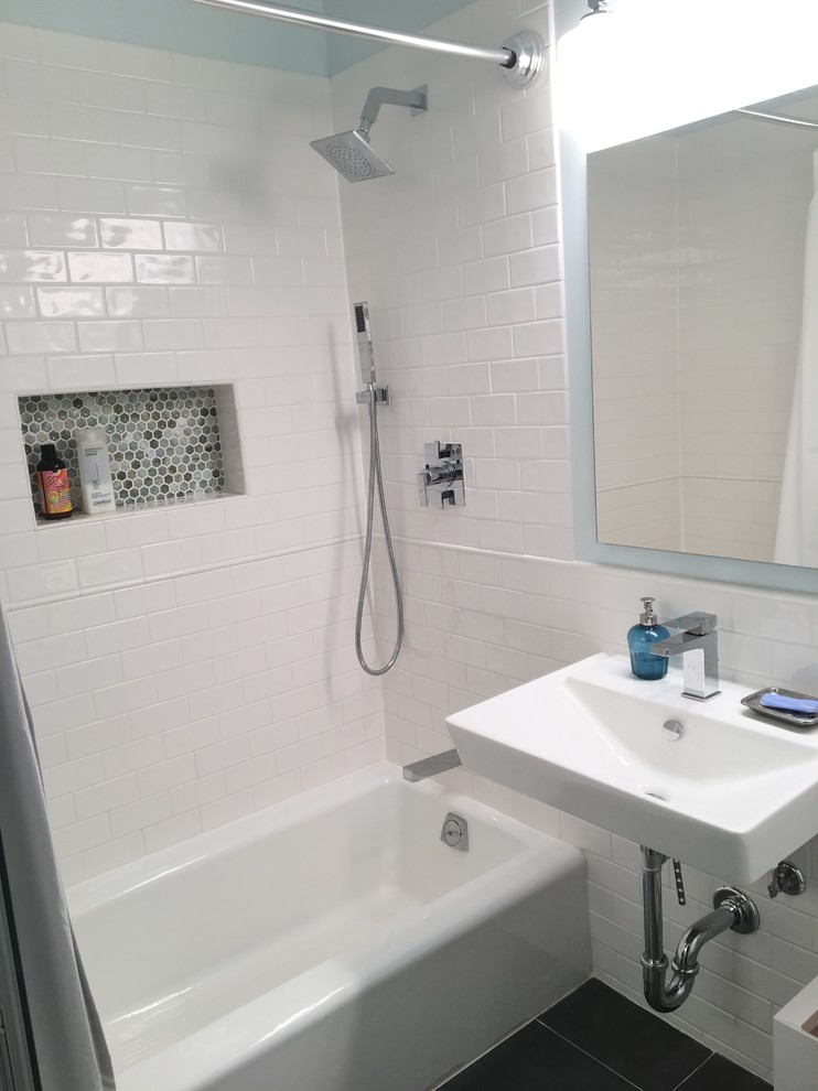 ニューヨークにあるお手頃価格の小さなコンテンポラリースタイルのおしゃれな浴室 (アルコーブ型浴槽、アルコーブ型シャワー、一体型トイレ	、白いタイル、セラミックタイル、青い壁、磁器タイルの床、壁付け型シンク、青い床、シャワーカーテン) の写真