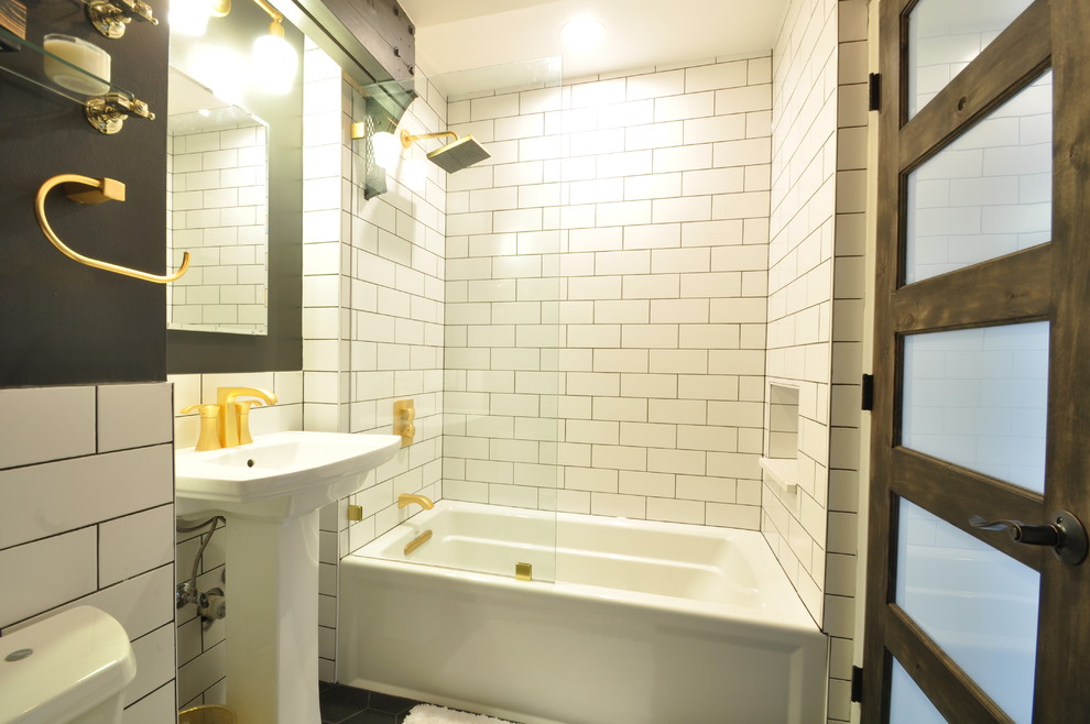 Idéer för små industriella badrum med dusch, med ett badkar i en alkov, en dusch/badkar-kombination, en toalettstol med hel cisternkåpa, vit kakel, tunnelbanekakel, vita väggar, klinkergolv i keramik, ett piedestal handfat, bänkskiva i akrylsten och med dusch som är öppen