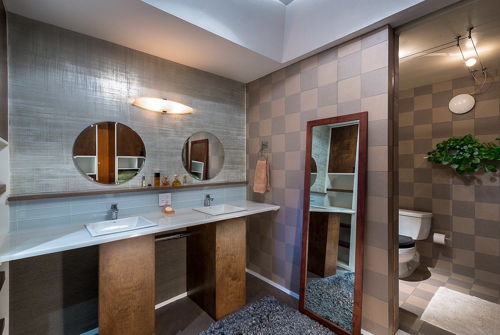 Foto de cuarto de baño actual con lavabo encastrado y paredes marrones