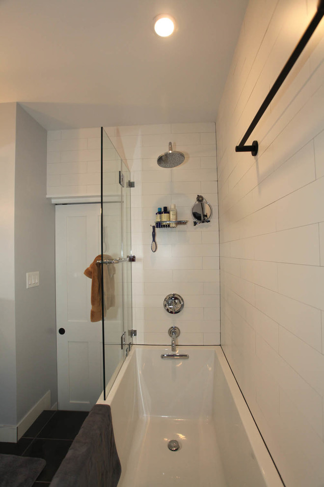 Cette image montre une petite salle de bain principale design en bois clair avec un combiné douche/baignoire, un carrelage blanc, un placard à porte plane, une baignoire en alcôve, WC à poser, des carreaux de céramique, un mur gris, un sol en ardoise, un lavabo encastré et un plan de toilette en quartz modifié.