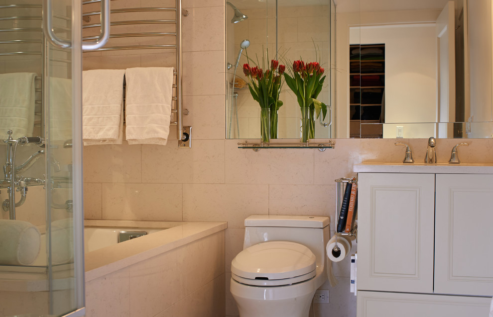 Esempio di una piccola stanza da bagno padronale minimalista con lavabo sottopiano, consolle stile comò, ante in legno chiaro, top in quarzo composito, vasca sottopiano, doccia ad angolo, bidè, piastrelle beige e pareti beige